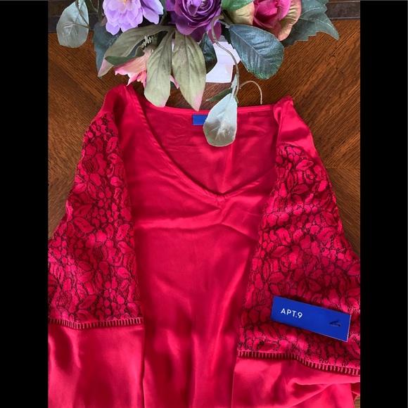 🌺APT. 9 TANGO RED LACE BELL SLEEVE TOP🌺 - Picture 3 of 4